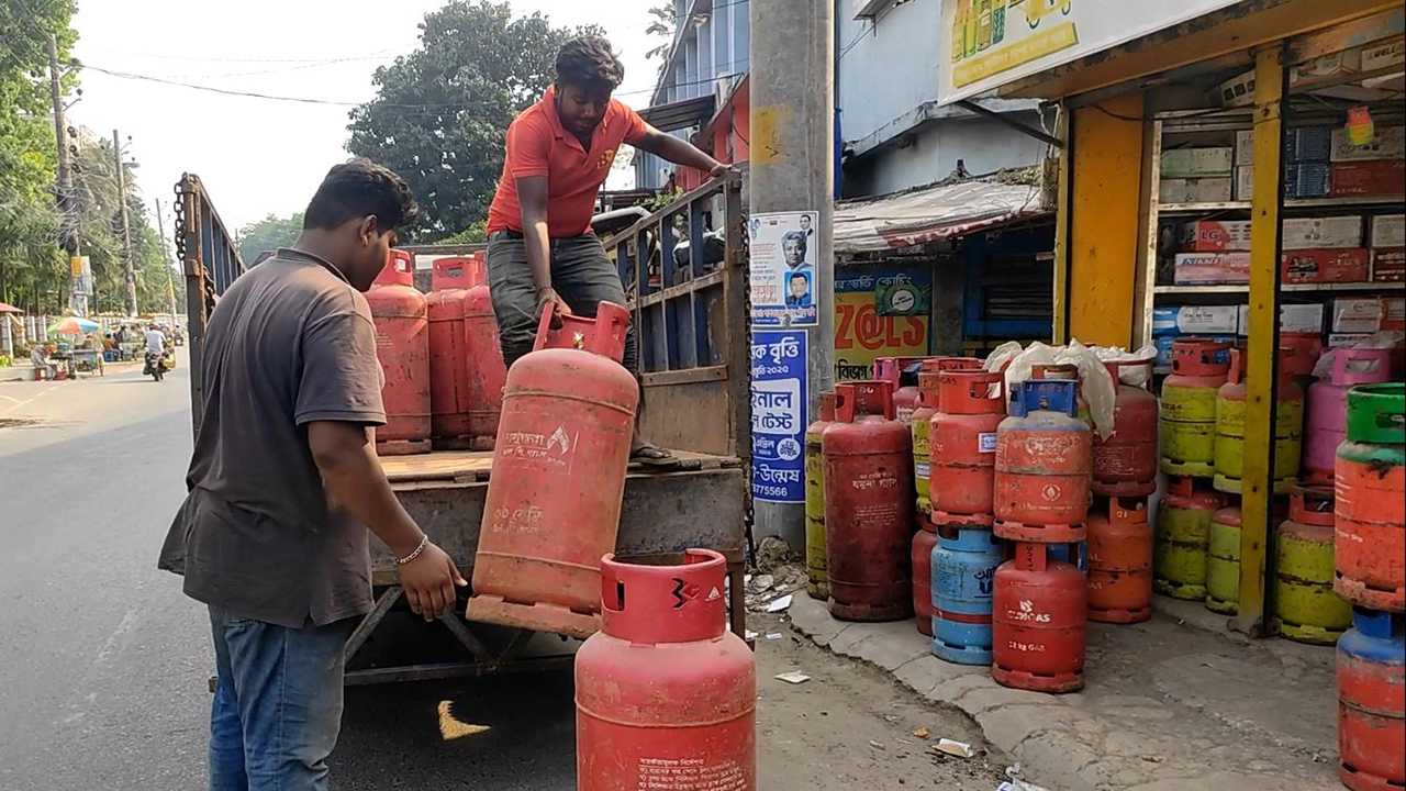 সরকার নির্ধারিত মূল্যে যশোরে কোথাও গ্যাস মিলছে না । ছবি : গ্রামের কাগজ