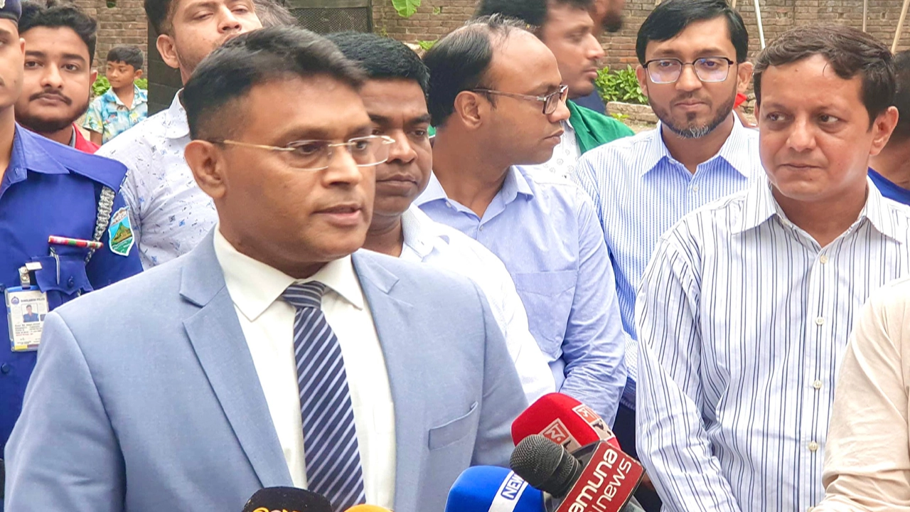 সাংবাদিকদের সাথে কথা বলছেন জেলা প্রশাসক কাজী শহিদুল ইসলাম। ছবি:  হাফিজুর রহমান পান্না