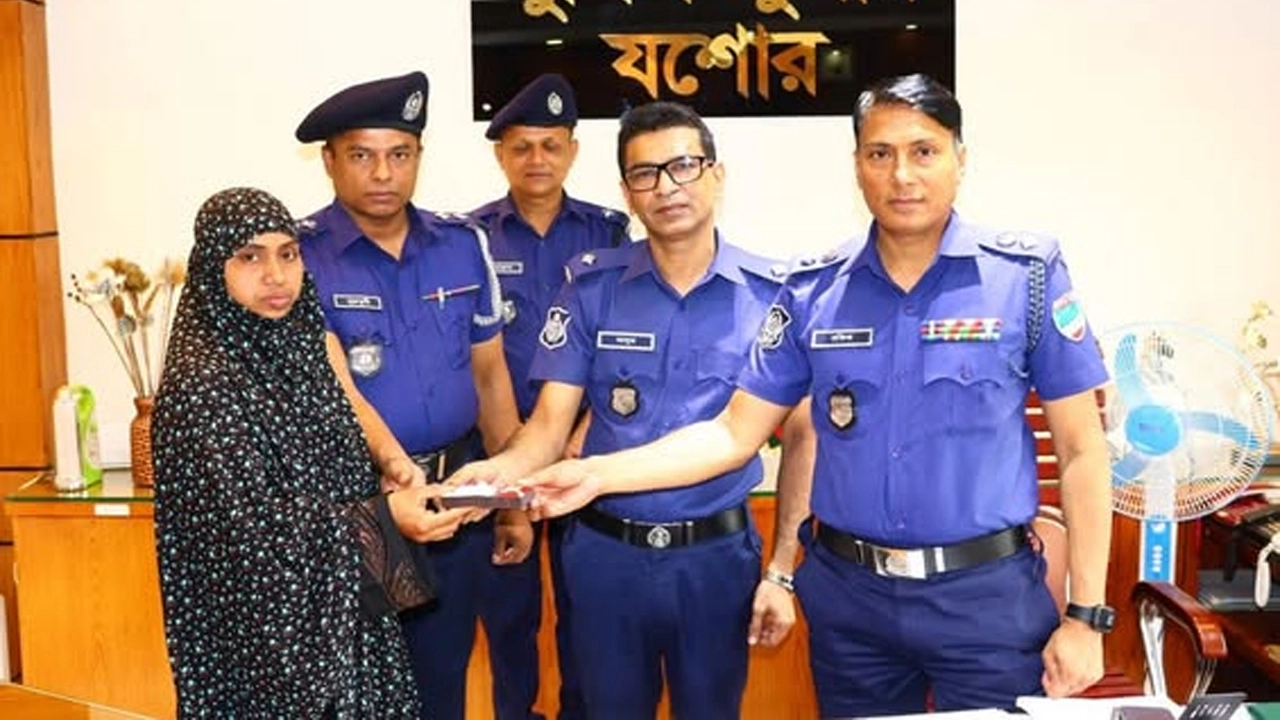যশোরে হারিয়ে যাওয়া স্বর্ণালংকার উদ্ধার করে মালিককে ফিরিয়ে দিলো পুলিশ