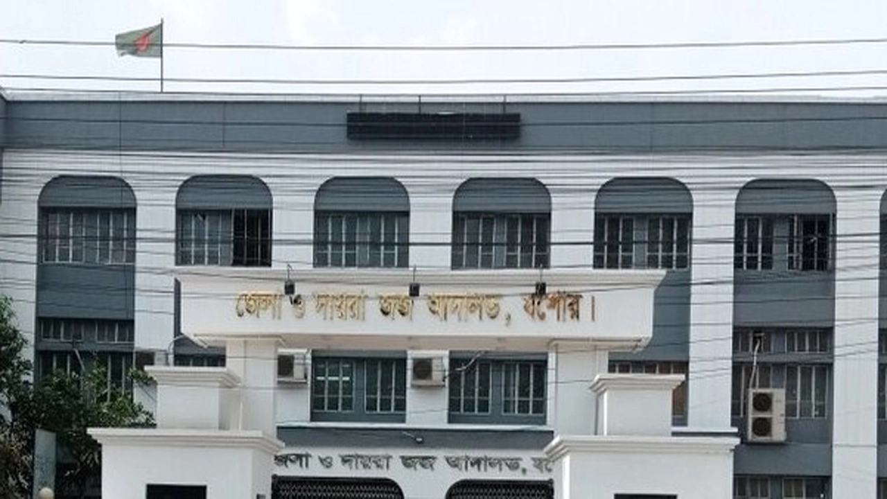 যশোরে বিচারকের বিরুদ্ধে মামলা, ওয়ারেন্ট থাকায় বাদী আটক ।