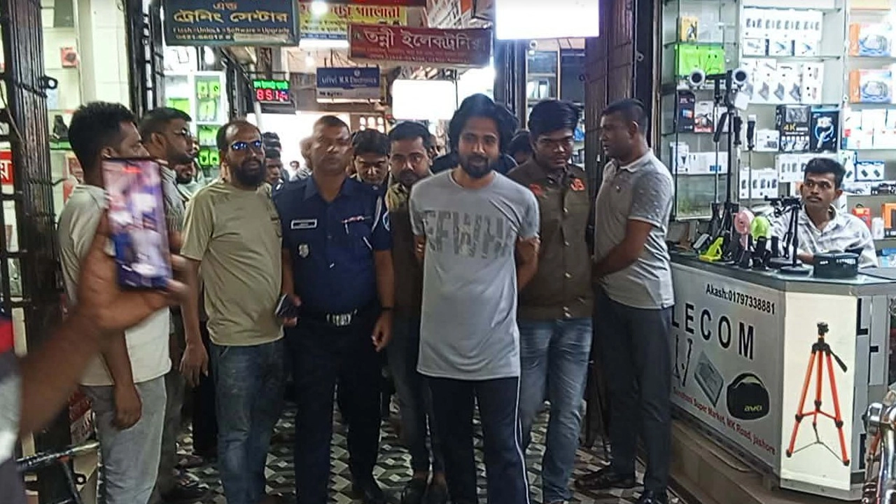 যশোরে বিদেশি পিস্তল ও গুলিসহ মোবাইল  সার্ভিসিং সেন্টারের মালিক আটক