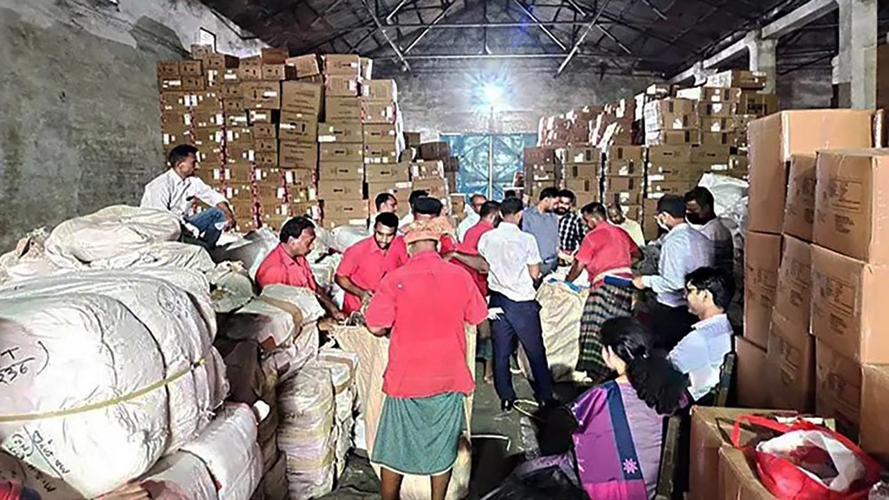 বেনাপোলে ঘোষণাবহির্ভূত পণ্য জব্দ করেছে কাস্টমস কর্তৃপক্ষ । ছবি : গ্রামের কাগজ