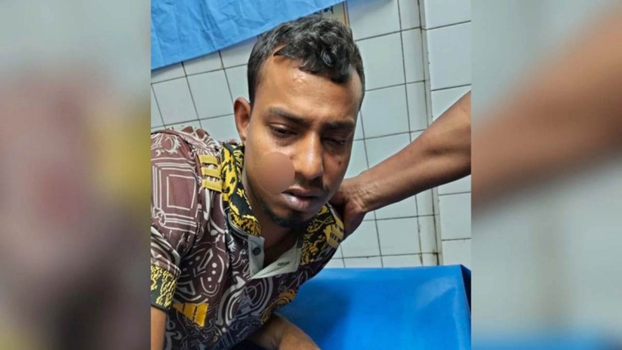 যশোরর বাঘারপাড়া উপজেলায় দোকান নেওয়াকে কেন্দ্র করে বিরোধের জেরে সুমন নামে এক যুবক আহত। ছবি: সংগৃহীত