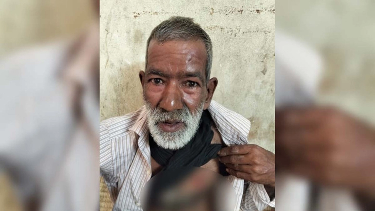 যশোর সদর উপজেলার কাশিমপুর ইউনিয়নের বিজয়নগর পশ্চিমপাড়ায় টাকা না পেয়ে বাবাকে দা দিয়ে কুপিয়ে গুরুতর জখম। ছবি: সংগৃহীত