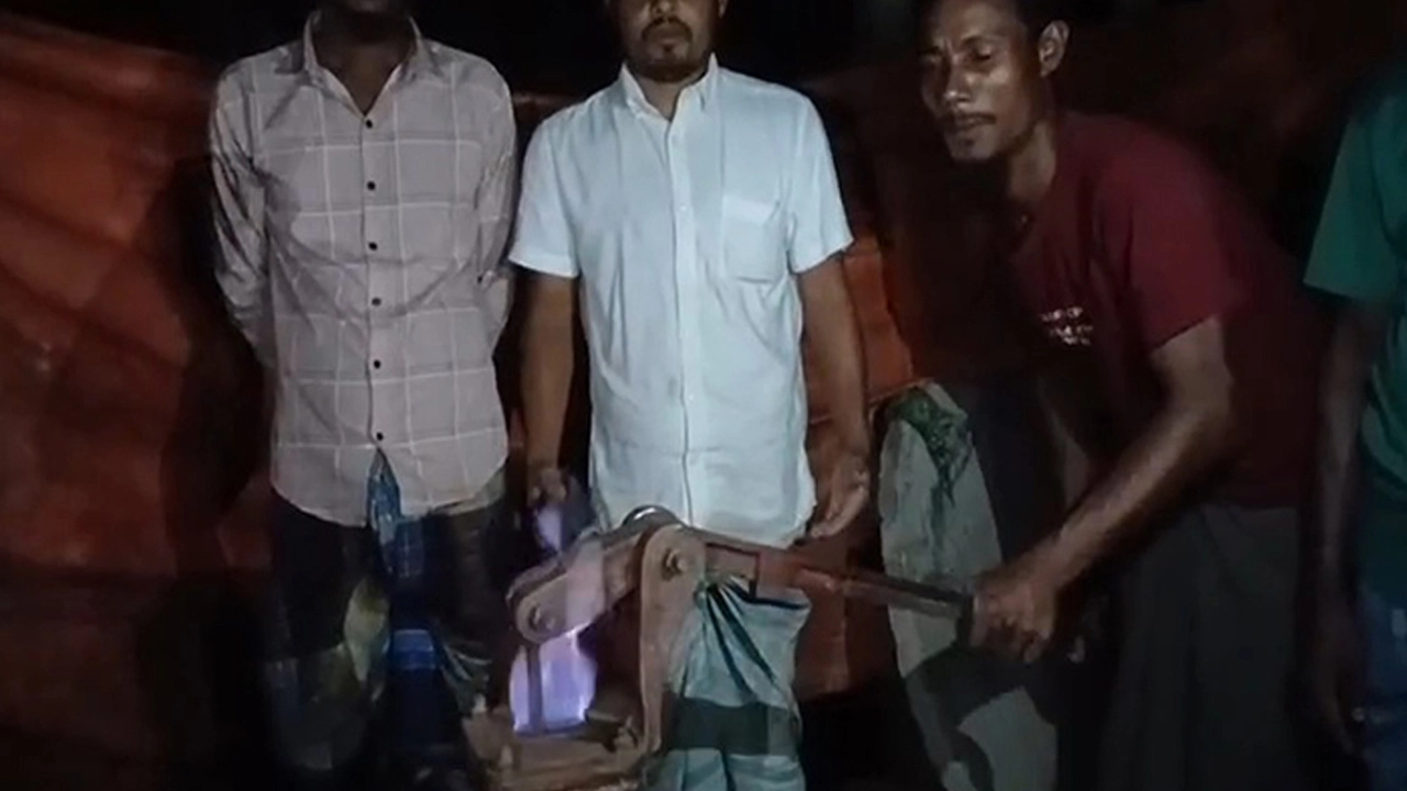দিয়াশলাই জ্বালাতেই টিউবওয়েলে আগুন