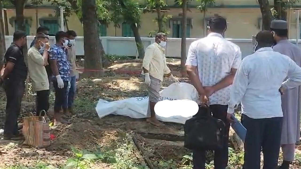 নড়াইলে দাফনের সাত মাস পর পার্ক ব্যবস্থাপক মুকুলের মরদেহ উত্তোলন। ছবি: সংগৃহীত