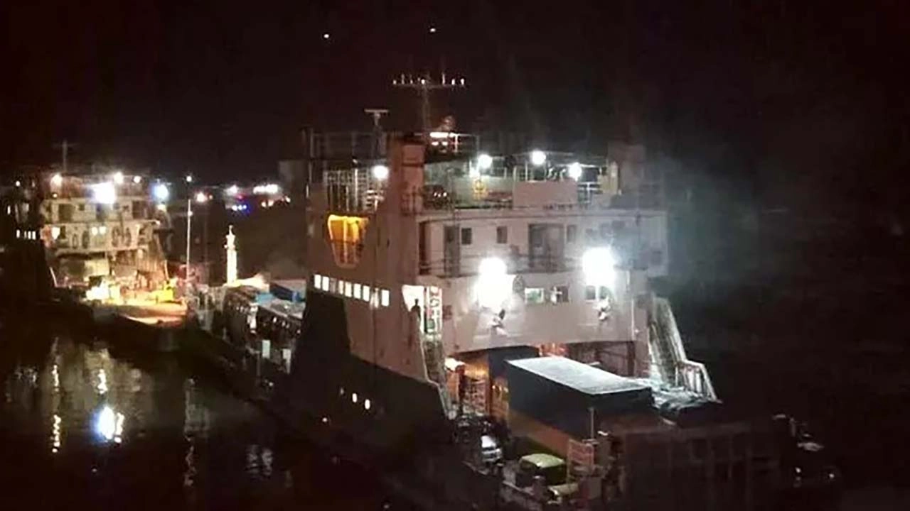 দৌলতদিয়া-পাটুরিয়া নৌরুটে ফেরি চলাচল পুনরায় শুরু। ছবি: সংগৃহীত