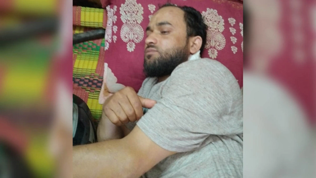ওষুধ কোম্পানির প্রতিনিধিকে কুপিয়ে গুরুতর জখম। ছবি: সংগৃহীত