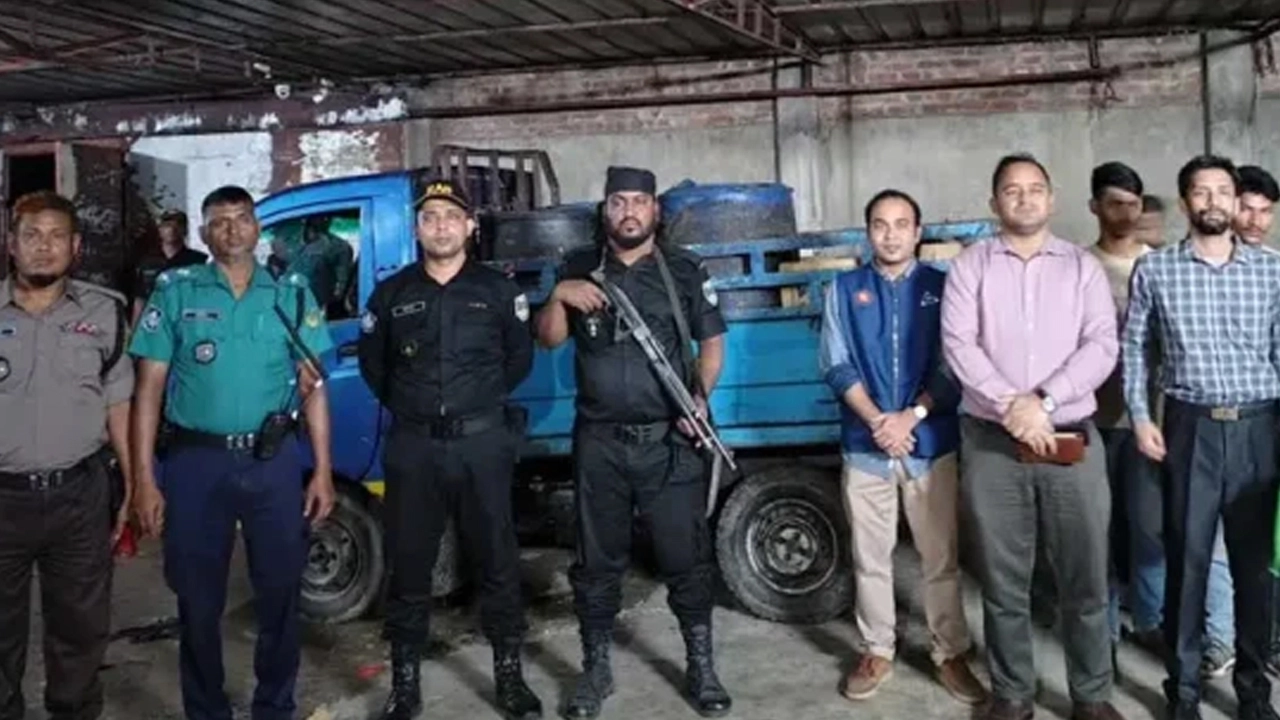 চট্টগ্রামে ১০৪২ লিটার ভোজ্যতেল জব্দ