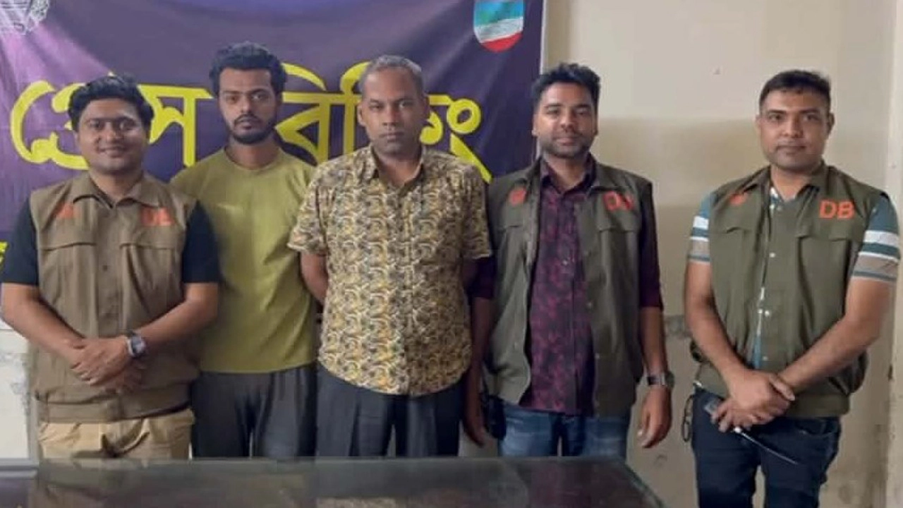 যশোরে অস্ত্রসহ আটকের ঘটনায় আরও দুইজন আটক । ছবি -গ্রামের কাগজ