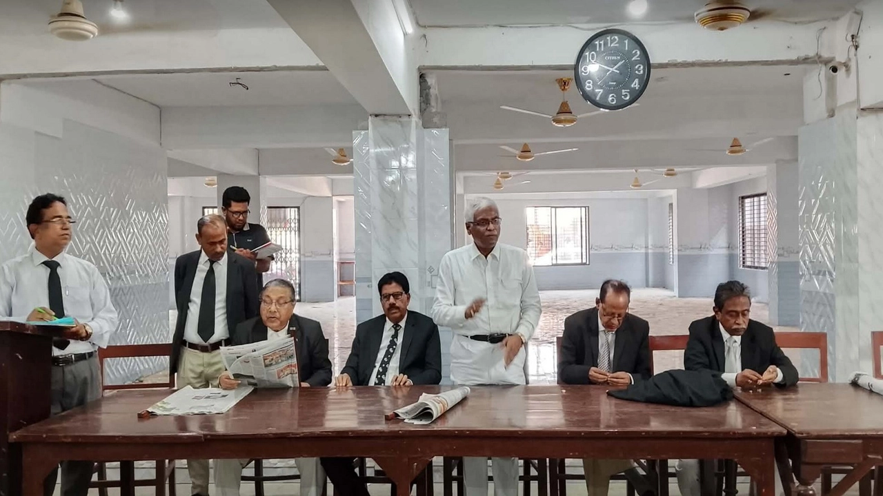 যশোরে বিচারক আইরিন পারভীনের আদালত বর্জন প্রত্যাহার, রাশেদুর রহমানের আদালত বর্জন বহাল