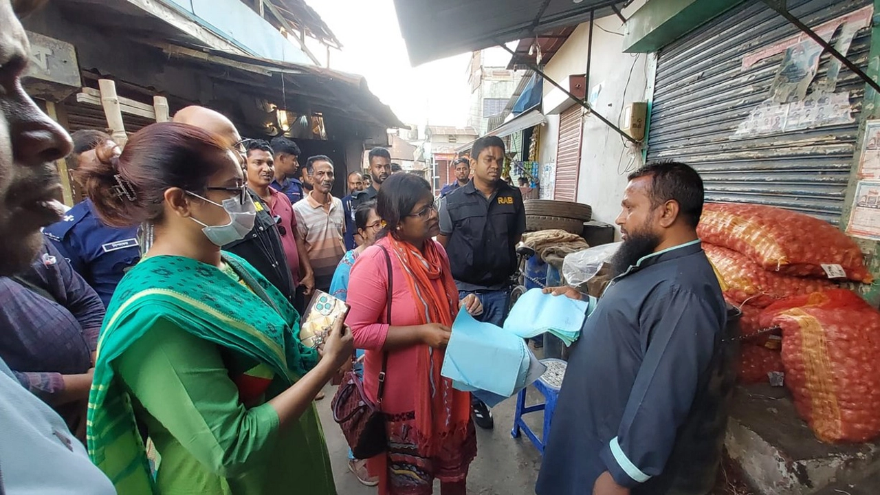 মোংলায় তেল মজুদের দায়ে তিন ব্যবসায়ীকে ১ লাখ ২৫ হাজার টাকা জরিমানা
