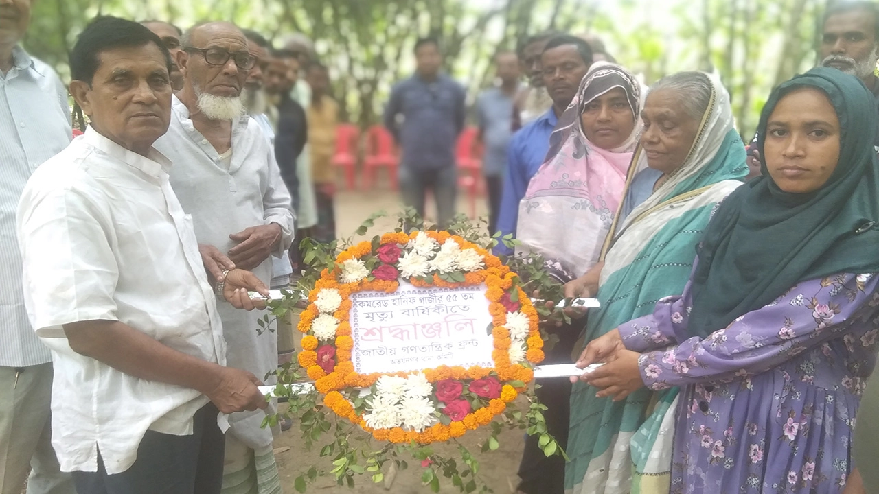 শহীদ কমরেড হানিফ গাজীর কবরে পুষ্পমাল্য অর্পণ করেন জাতীয় গণতান্ত্রিক ফ্রন্ট অভয়নগর থানা কমিটি । ছবি : গ্রামের কাগজ