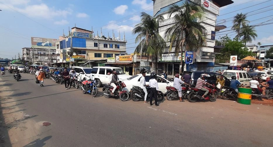 অপ্রতুল জ্বালানি তেলে ‘হ্যাডামওয়ালা’দের  বিশৃঙ্খলা, অসহায় পাম্প মালিক