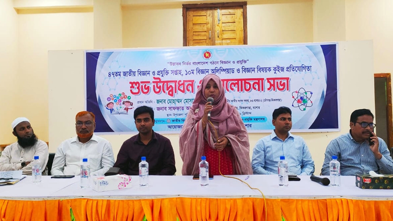 ঝিকরগাছায় বিজ্ঞান ও প্রযুক্তি মেলার উদ্বোধনী অনুষ্ঠানে-ইউএনও