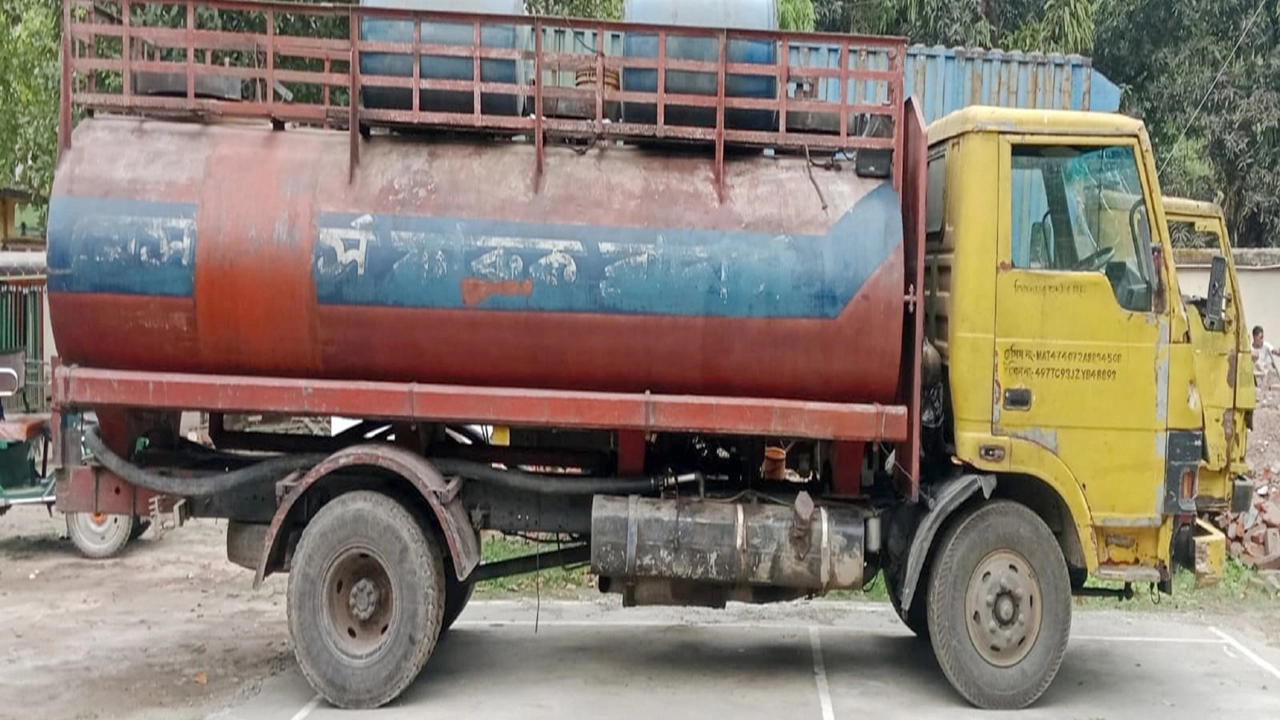 মহম্মদপুরে ৫৬০০ লিটার ডিজেলসহ ট্যাঙ্কার জব্দ