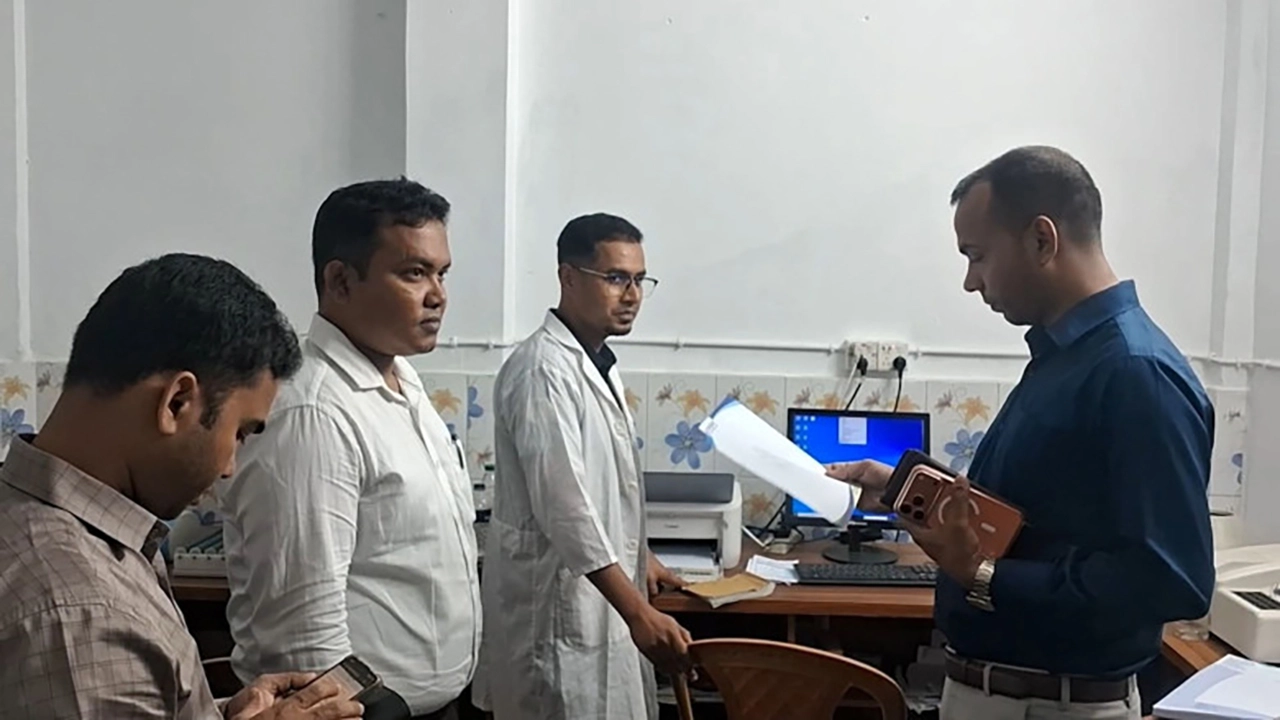 যশোরের অভয়নগরে স্বাস্থ্যখাতে অনিয়মের বিরুদ্ধে প্রশাসনের অভিযান। ছবি: সংগৃহীত
