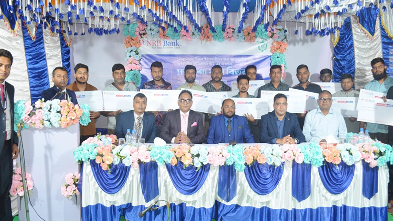 বৃহস্পতিবার এন আর বি ব্যাংক পিএলসি যশোর শাখার উদ্যোগে ১০ টাকা হিসাবধারীদের মধ্যে প্রকাশ্যে ঋন বিতরণ করেন বাংলাদেশ ব্যাংক খুলনার নির্বাহী পরিচালক রুকনুজ্জামান। ছবি: গ্রামের কাগজ