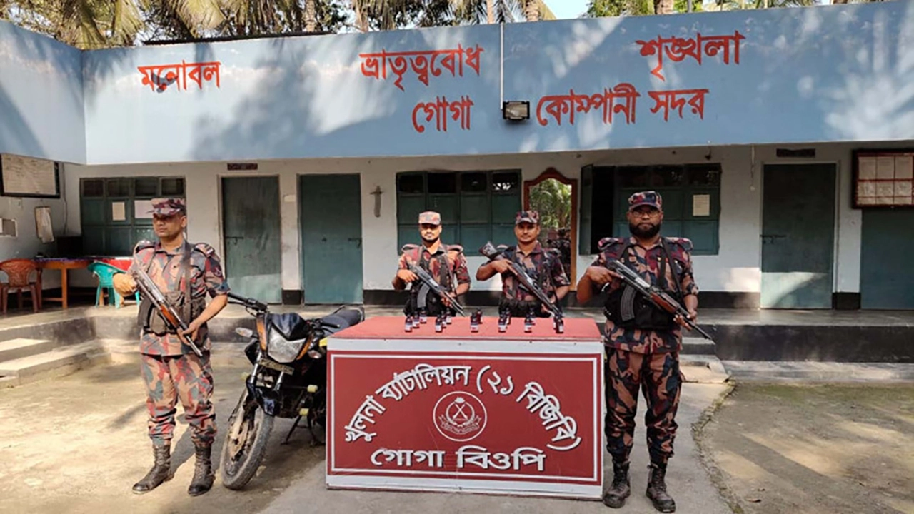 যশোরের শার্শা উপজেলার গোগা সীমান্ত এলাকায় অভিযান চালিয়ে ১৭ বোতল ভারতীয় এস্কাফ সিরাপ ও একটি মোটরসাইকেল উদ্ধার। ছবি: সংগৃহীত