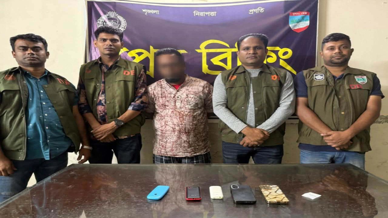 আকিজ সিটির নামে ভুয়া অফার দিয়ে লক্ষাধিক টাকা আত্মসাৎকারী প্রতারক চক্রের মূলহোতা আটক। ছবি: গ্রামের কাগজ
