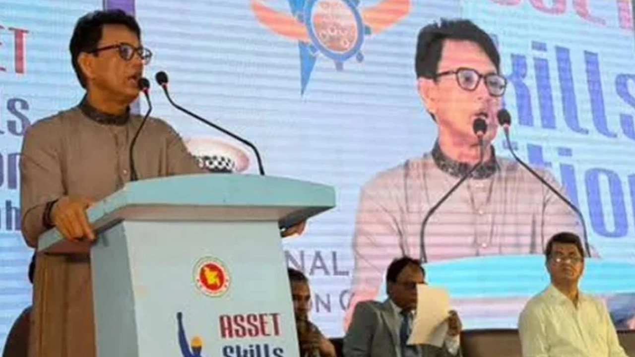 শিক্ষার্থীদের সমস্যাগুলো শোনেন শিক্ষামন্ত্রী ড. আ ন ম এহছানুল হক মিলন।