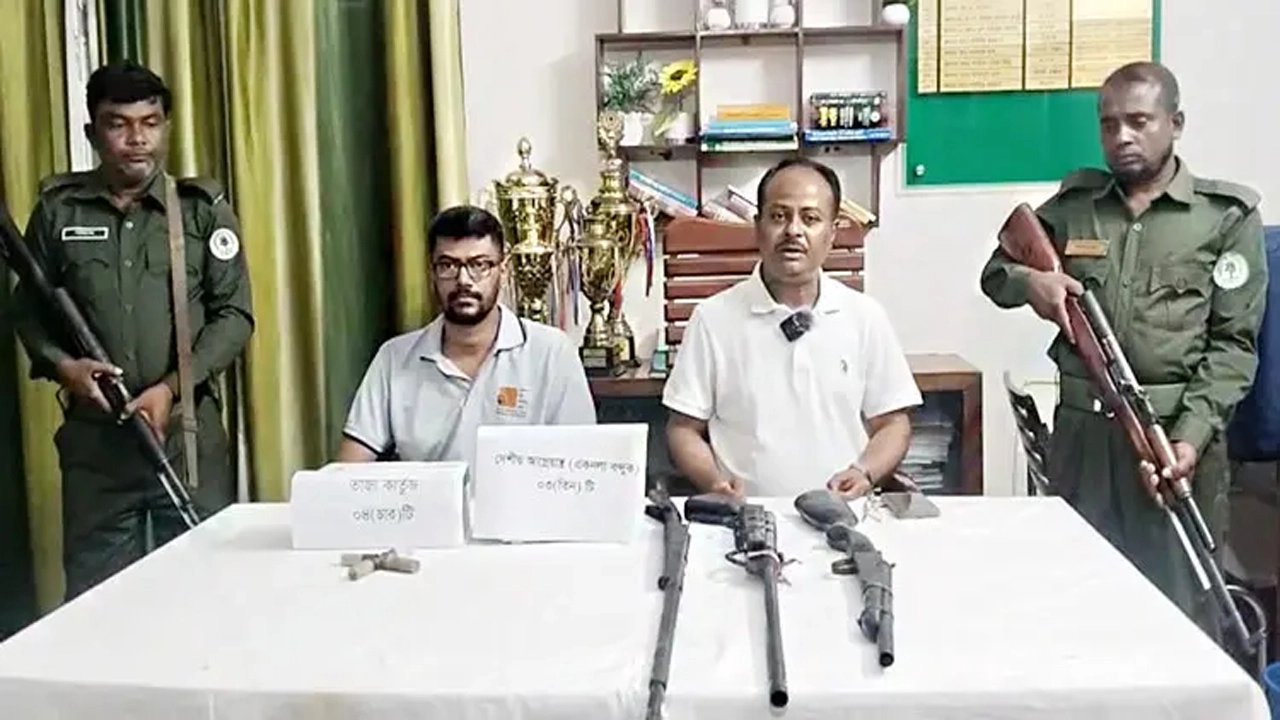 সুন্দরবনে বনদস্যুদের অস্ত্র উদ্ধার করেছে বন বিভাগ।