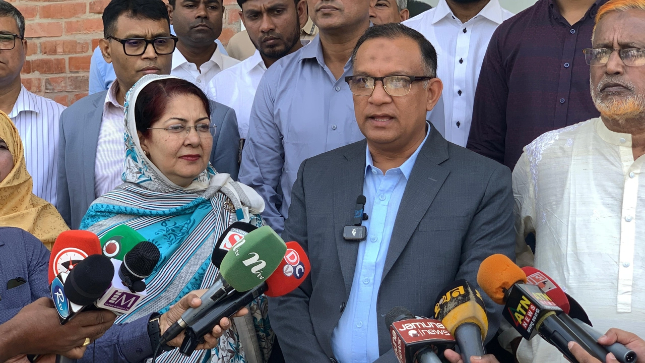 পাট ও বস্ত্র মন্ত্রণালয়ের প্রতিমন্ত্রী মো. শরীফুল আলম বলেছেন, রেশম শুধু রাজশাহীর সম্পদ নয়, এটি গোটা বাংলাদেশের সম্পদ ¦ ছবি: হাফিজুর রহমান পান্না