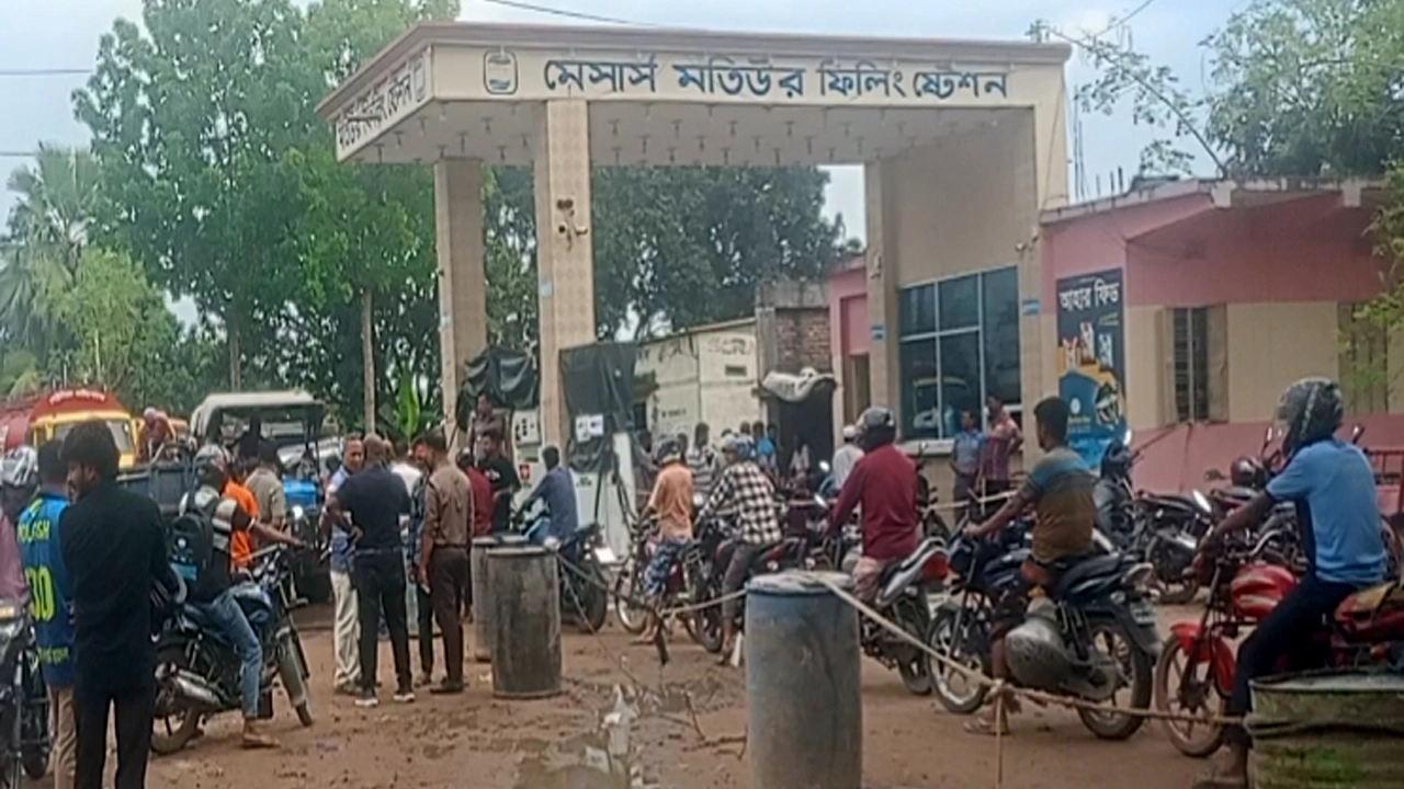 মতিউর ফিলিং স্টেশনে পেট্রোল জটিলতা, টোকেন কেড়ে নেওয়ার অভিযোগ
