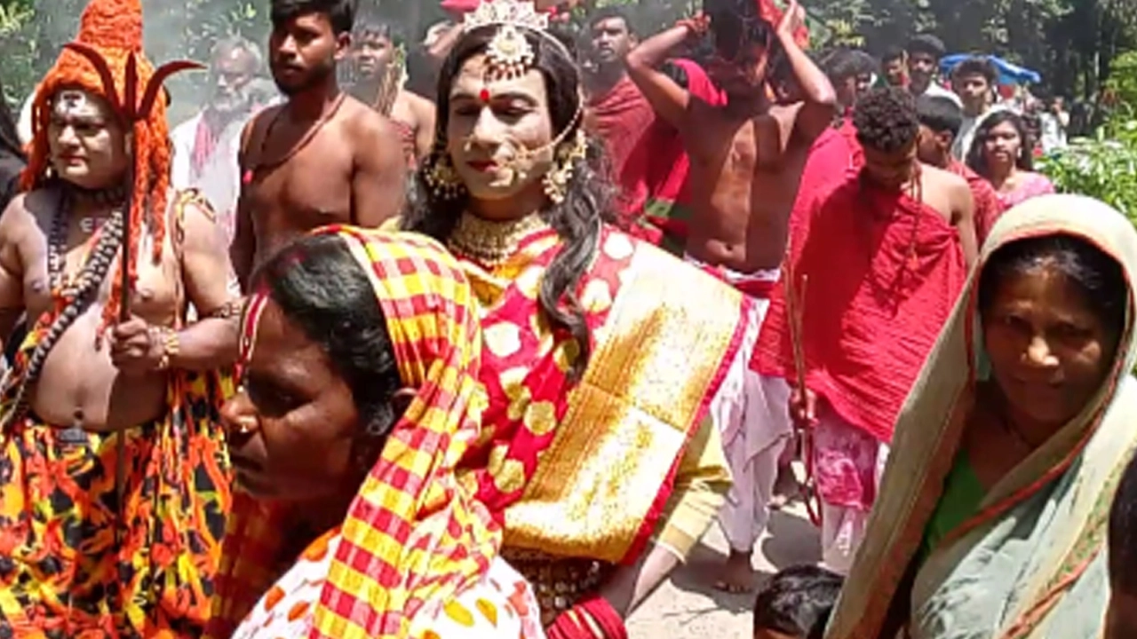 শৈলকুপায় চৈত্র সংক্রান্তি উপলক্ষে সর্দার সম্প্রদায়ের বর্ণাঢ্য র‍্যালি