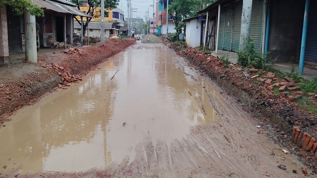 কেশবপুর-কলাগাছি-কুমারঘাটা সড়ক সংস্কারে ধীরগতি, চরম দুর্ভোগে জনজীবন