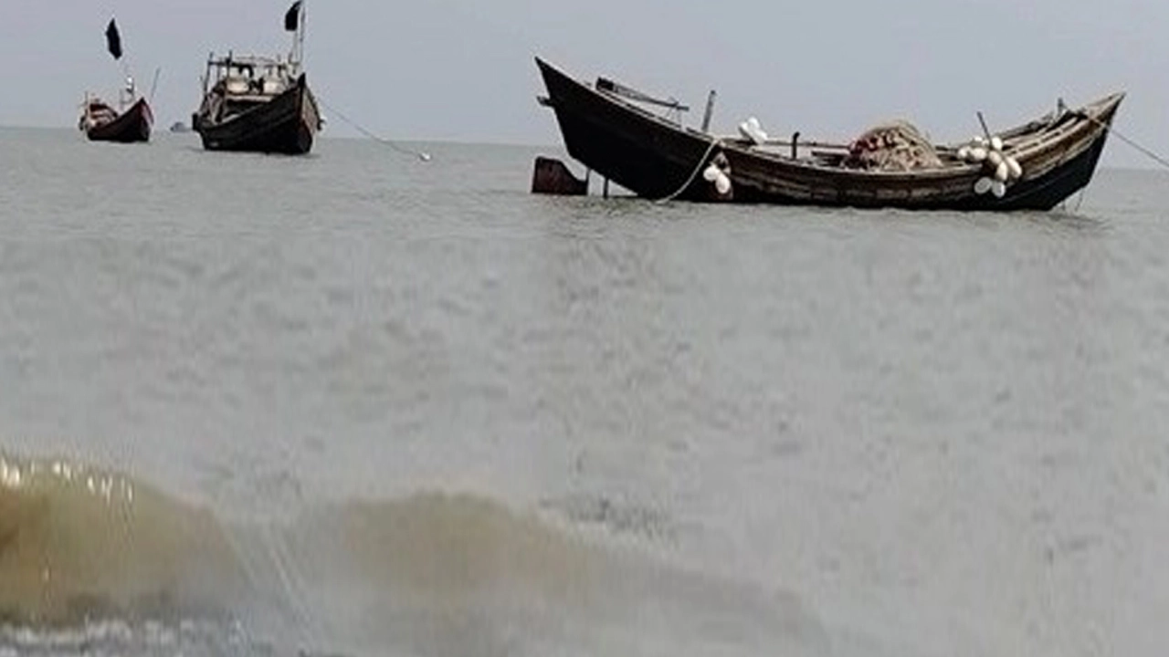আজ থেকে সাগরে মাছ ধরা নিষিদ্ধ
