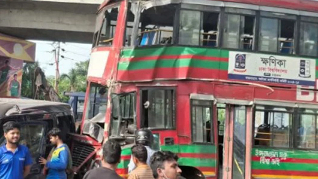 দুমড়েমুচড়ে গেল ঢাবি শিক্ষার্থীদের বাস, আহত ৮