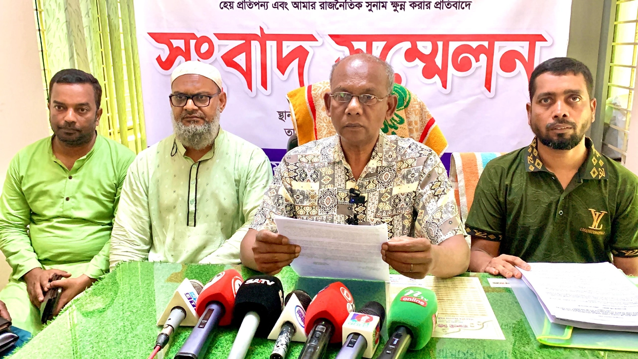 মিথ্যা সংবাদ প্রচারের প্রতিবাদে কৃষক দলের নেতার সংবাদ সম্মেলন ¦ ছবি: হাফিজুর রহমান পান্না
