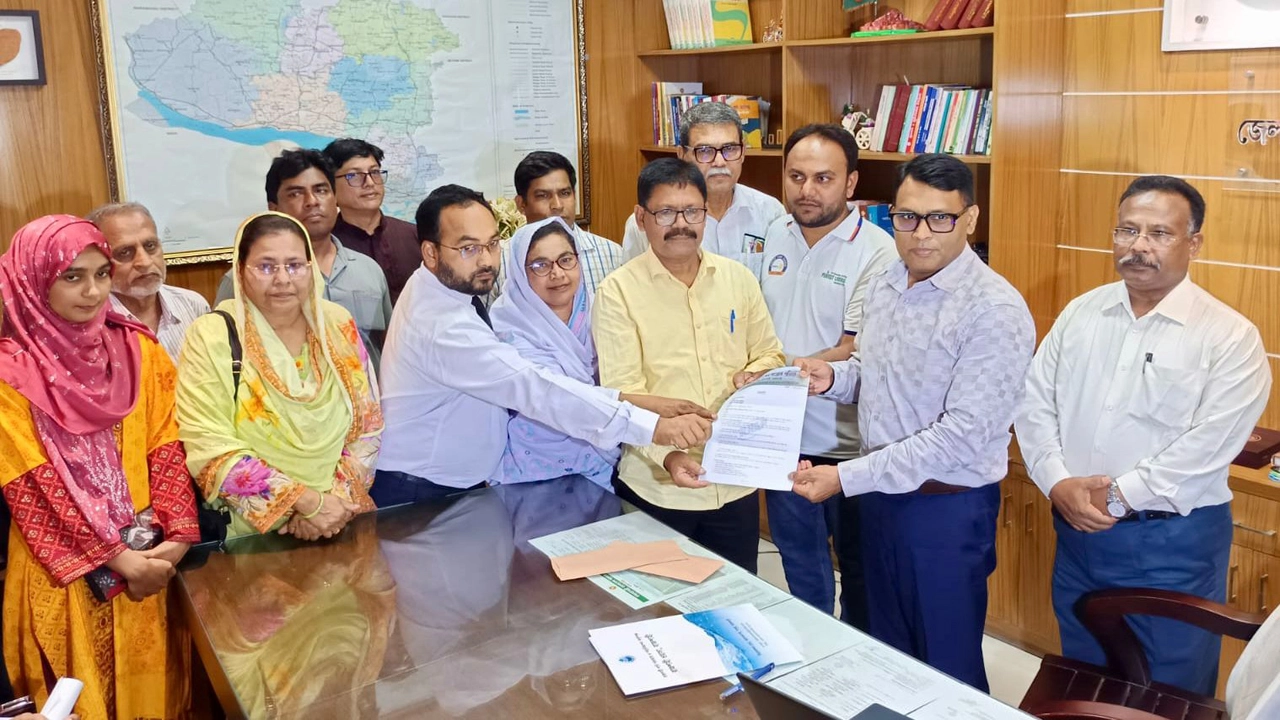 রাজশাহীতে চিকিৎসকদের অতিরিক্ত ফি নিয়ন্ত্রণসহ ৬ দফা বাস্তবায়নের দাবিতে স্মারকলিপি প্রদান ¦ ছবি: হাফিজুর রহমান পান্না