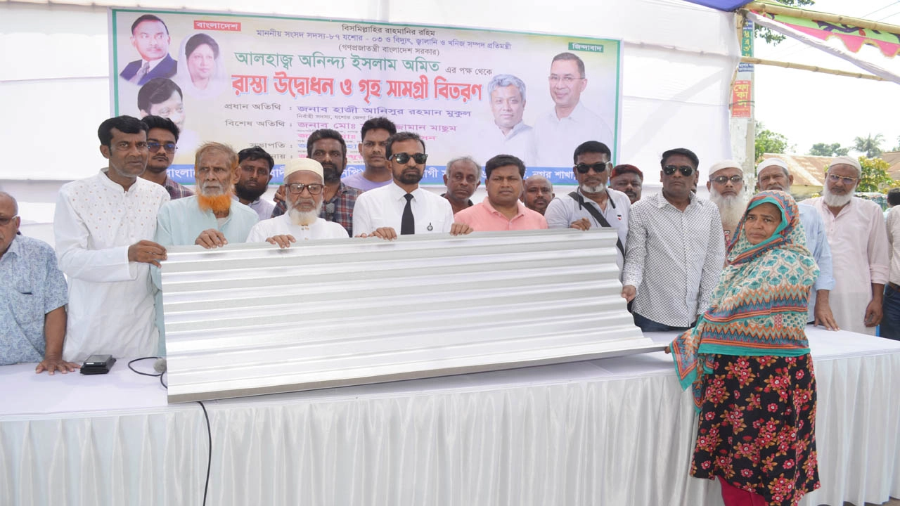 যশোরের রায়পাড়ায় টিন বিতরণ। ছবি : গ্রামের কাগজ
