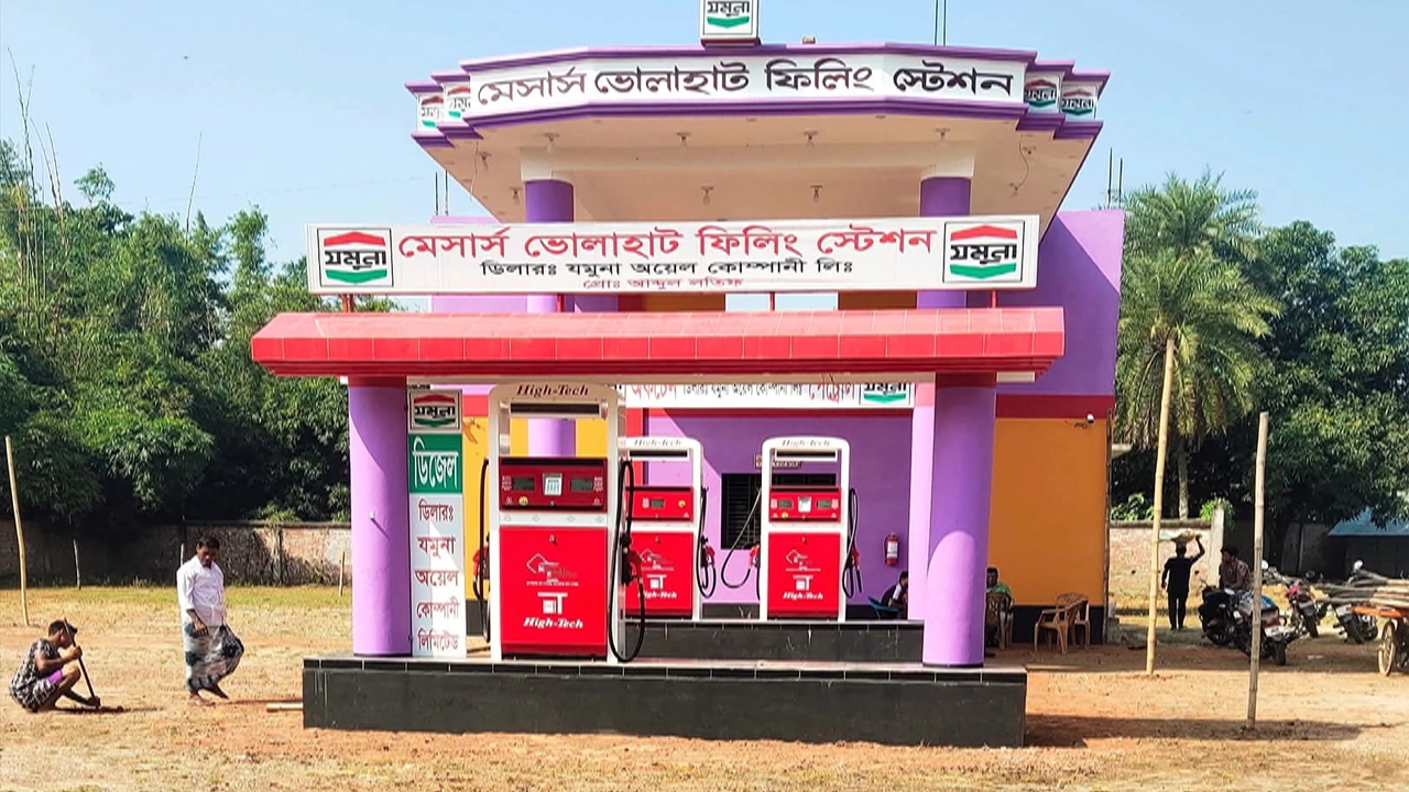 ভোলাহাটে জ্বালানী তেলের সংকট: ধান ও আম চাষে দিশেহারা কৃষক