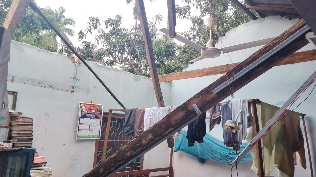 কেশবপুরে ঘূর্ণিঝড়ে ব্যাপক ক্ষয়ক্ষতি, ঘরবাড়ি লন্ডভন্ড