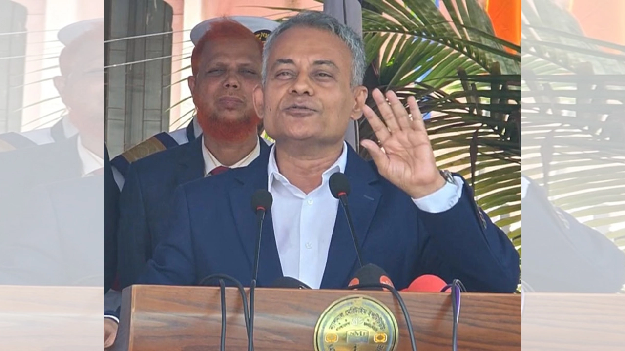 চট্টগ্রাম মেরিটাইম ইনস্টিটিউটের 'পাসিং আউট প্যারেড' অনুষ্ঠানে প্রধান অতিথির বক্তব্য রাখছেন নৌপরিবহন মন্ত্রী শেখ রবিউল আলম ¦ ছবি: প্রতিনিধি