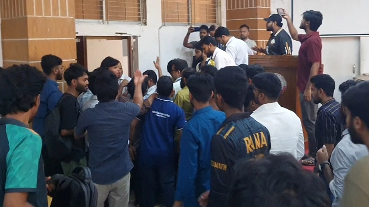 যবিপ্রবিতে ছাত্ররাজনীতি নিয়ে দু’পক্ষের হট্টগোল উত্তেজনায় উপাচার্যের সভা পণ্ড