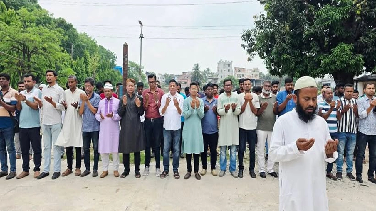 কুয়াশার ১৩তম মৃত্যুবার্ষিকী উপলক্ষে জেলা ছাত্রদল সকালে কারবালা কবরস্থানে তার কবর জিয়ারত ও দোয়ার আয়োজন করে।