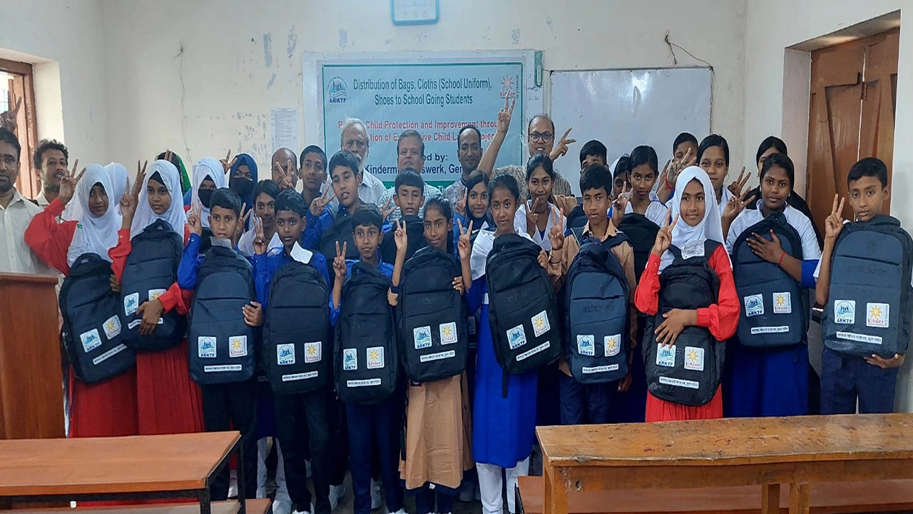রোববার যশোরে ৯০ শিশুর মাঝে স্কুলড্রেস, ব্যাগ, জুতা-মুজাসহ বিভিন্ন উপকরণ বিতরণ করেছে আব্দুর রশিদ খান ঠাকুর ফাউন্ডেশন । ছবি : গ্রামের কাগজ
