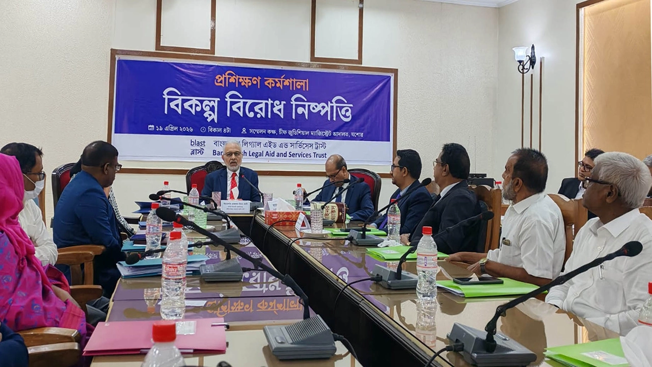 রোববার যশোরে ব্লাস্টের আয়োজনে বিকল্প বিরোধ নিষ্পত্তি বিষয়ক প্রশিক্ষণ কর্মশালায় প্রধান অতিথির বক্তব্য দেন সুপ্রিম কোর্টের আপিল বিভাগের অবসরপ্রাপ্ত বিচারপতি ইমান আলী । ছবি : গ্রামের কাগজ