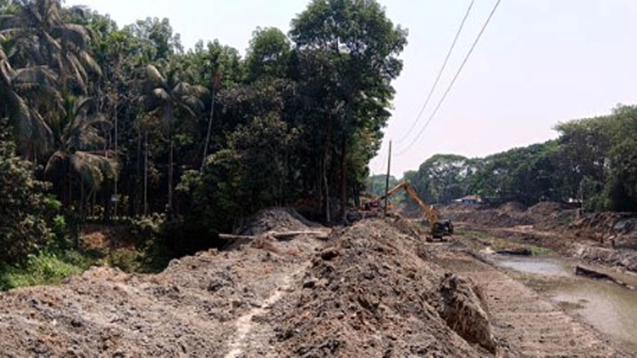খননকৃত নদীর পাড় । ছবি : প্রতিনিধি