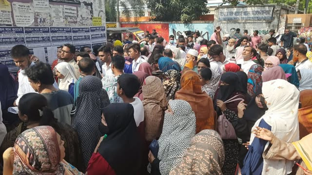 যশোরে এসএসসি পরীক্ষা শুরু, বাইরে অভিভাবকদের ভিড়, চলছে ব্যাপক কড়াকড়ি