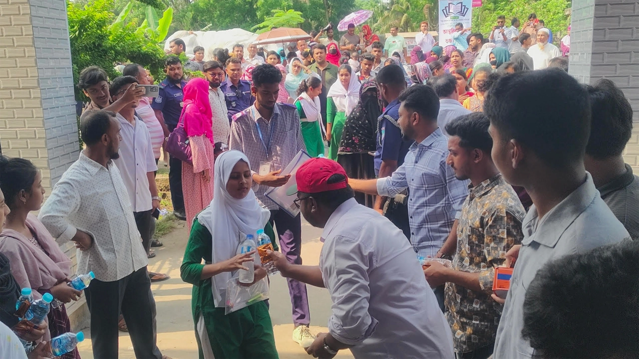 বাগেরহাটে এসএসসি পরীক্ষার্থীদের জন্য ছাত্রদলের মানবিক সহায়তা কার্যক্রম