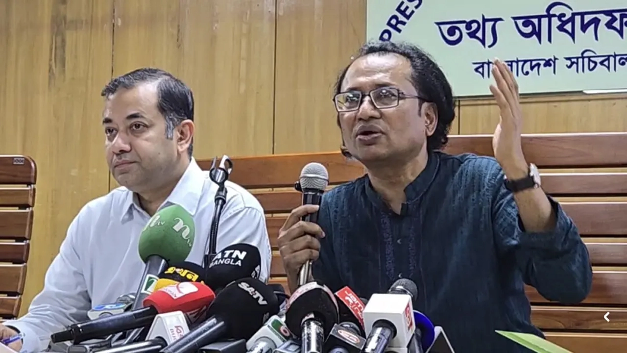 সংবাদ সম্মেলনে প্রধানমন্ত্রীর পলিসি অ্যান্ড স্ট্র্যাটেজি বিষয়ক উপদেষ্টা ডা. জাহেদ উর রহমান