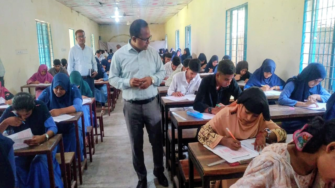 নবাবগঞ্জে কড়া নিরাপত্তায় শুরু এসএসসি ও সমমান পরীক্ষা