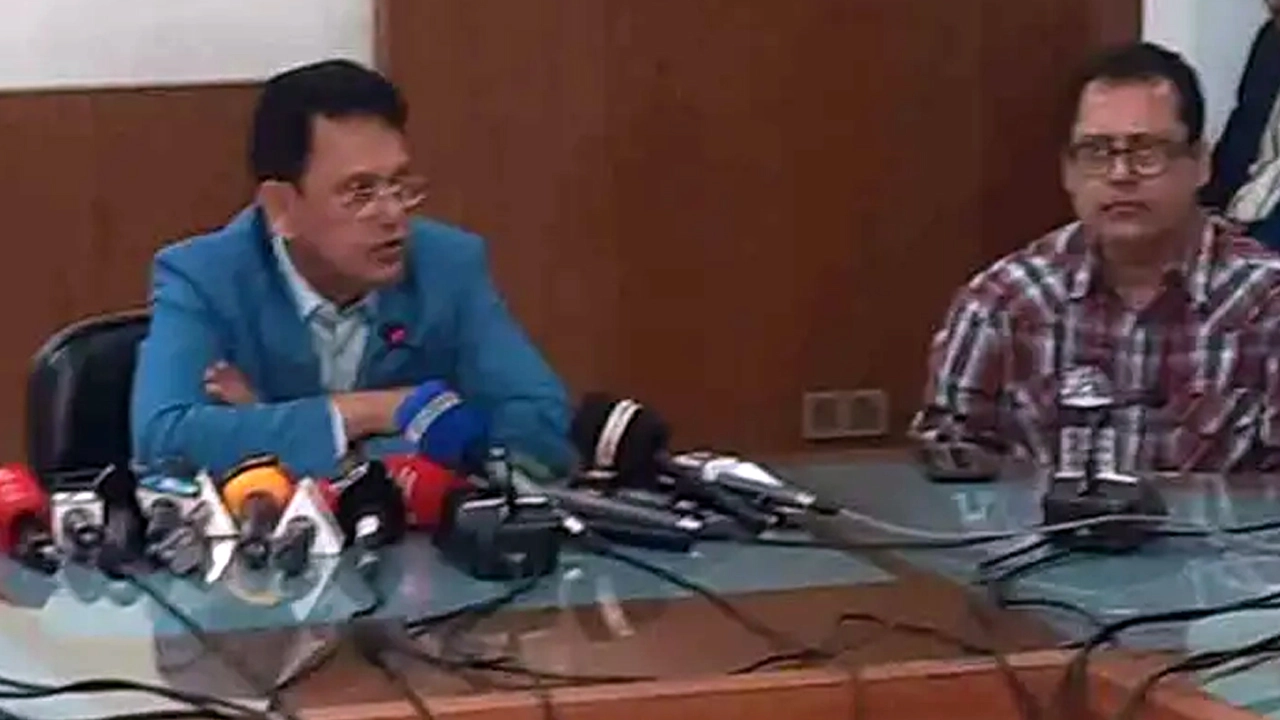 সংবাদ সম্মেলনে  শিক্ষামন্ত্রী আ ন ম এহছানুল হক মিলন।