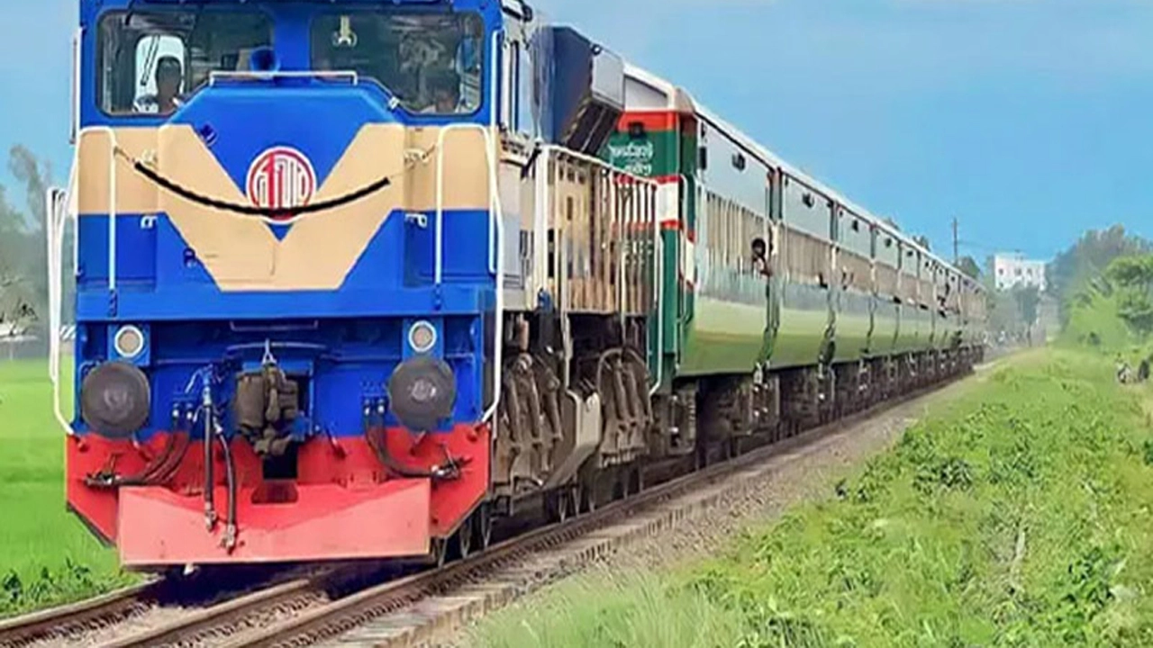 সীতাকুণ্ডে ট্রেনে কাটা পড়ে ওয়েম্যানের মৃত্যু