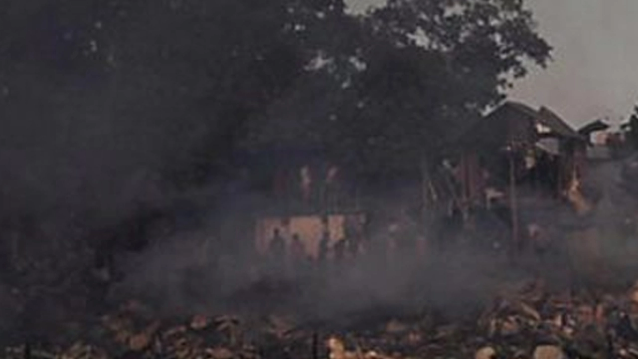 চট্টগ্রামে বস্তিতে ভয়াবহ আগুন
